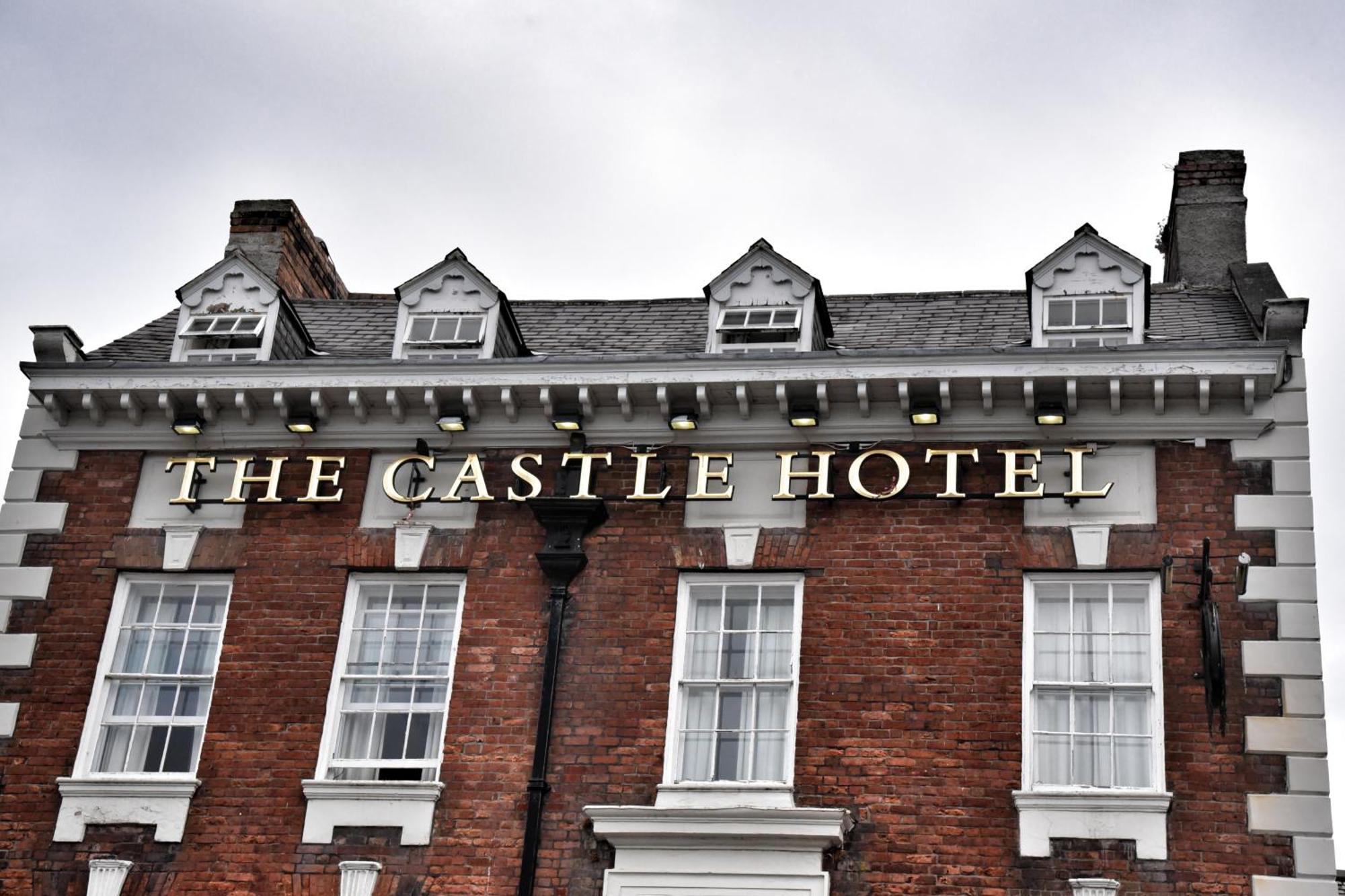 The Castle Hotel Wetherspoon Ruthin Exterior foto