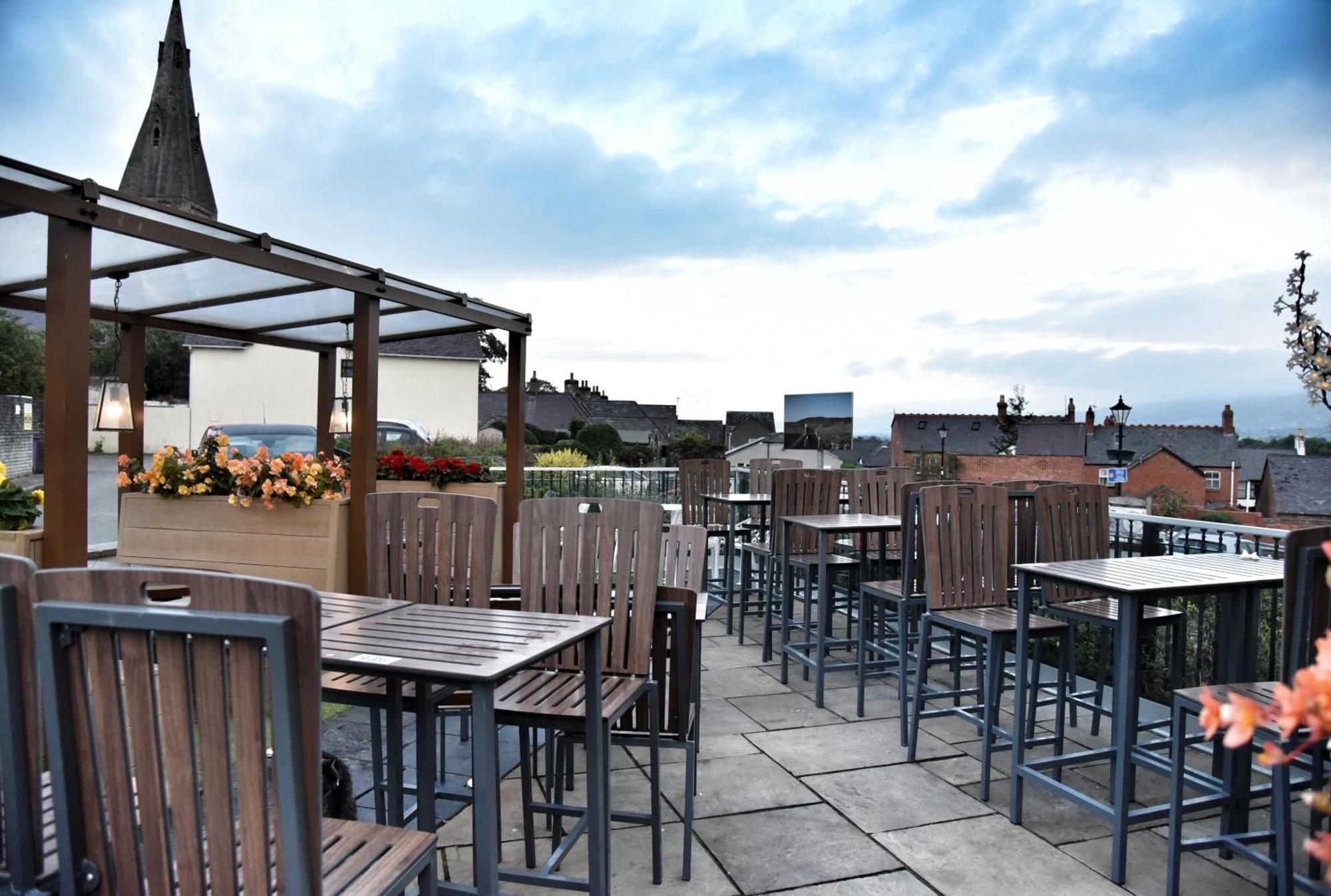 The Castle Hotel Wetherspoon Ruthin Exterior foto