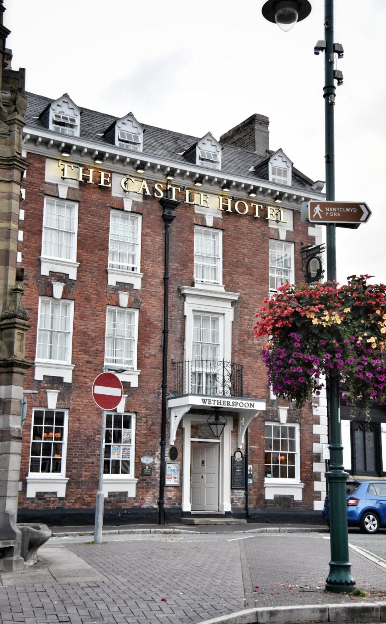 The Castle Hotel Wetherspoon Ruthin Exterior foto